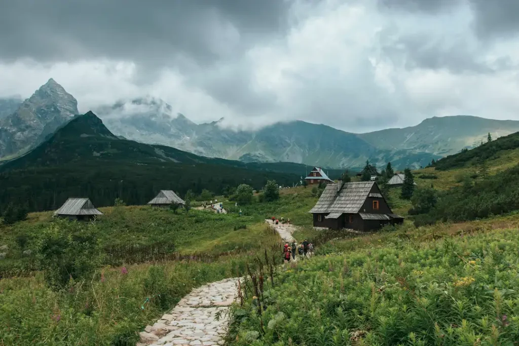 Krajobraz górski Zakopane - szlak z widocznymi domkami
